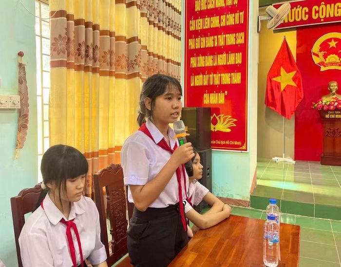  Các em học sinh nêu kiến nghị tại buổi đối thoại. Ảnh: Vũ Chi 