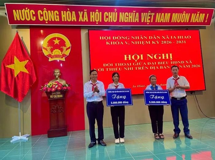  Thường trực HĐND xã trao kinh phí hỗ trợ 2 mô hình STEM trong trường học. Ảnh: Vũ Chi 