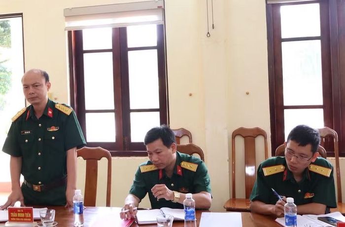  Đoàn công tác của Quân đoàn 34 ghi nhận những kết quả Lữ đoàn Tăng 273 đạt được trong xây dựng chính quy, quản lý kỷ luật. Ảnh: ĐVCC 