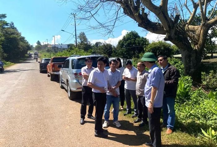Đoàn kiểm tra công tác đền bù, giải phóng mặt bằng dự án đường Lý Thường Kiệt đoạn qua địa bàn phường. Ảnh: Xuân Hà