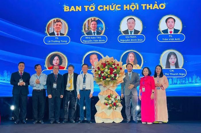Đại diện ban tổ chức hội thảo nhận hoa lưu niệm. Ảnh: Hồ Điểm