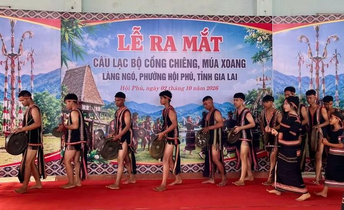 Các nghệ nhân và thành viên Câu lạc bộ trình diễn cồng chiêng, múa xoang tại buổi lễ. Ảnh: Bá Bính