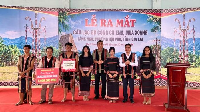UBND phường Hội Phú trao tặng trang phục truyền thống thổ cẩm và kinh phí hỗ trợ 5 triệu đồng cho Câu lạc bộ. Ảnh: Bá Bính