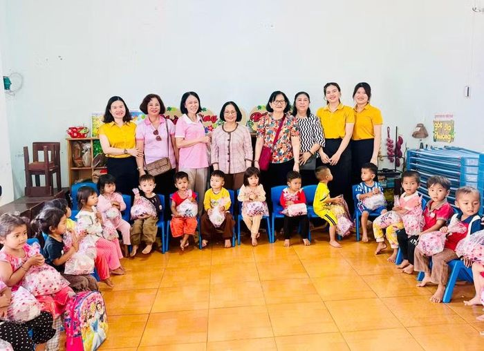 Đoàn công tác trao quà cho các em học sinh Trường Mầm non Hướng Dương. Ảnh: ĐVCC