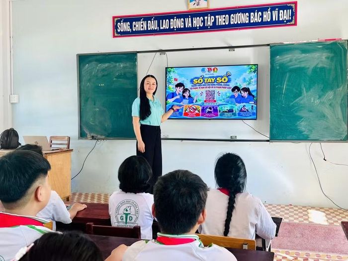  Học sinh Trường THCS Trần Bá tìm hiểu Sổ tay số “Thanh thiếu niên chủ động phòng, chống tội phạm, tệ nạn xã hội và vi phạm pháp luật”. Ảnh: ĐVCC 