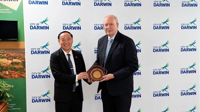  Thị trưởng TP. Darwin Peter Styles (bên phải) trao quà lưu niệm cho Bí thư Tỉnh ủy Thái Đại Ngọc. Ảnh: Ngọc Luận 