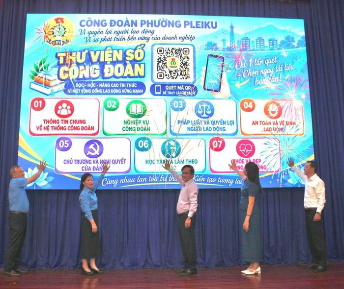  Các đại biểu thực hiện nghi thức ra mắt mô hình “Thư viện số Công đoàn phường Pleiku”. Ảnh: M.C 
