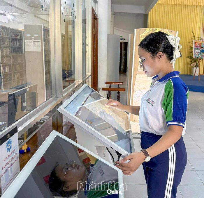 Học sinh tra cứu thông tin tại máy tra cứu điện tử ở Thư viện tỉnh. 