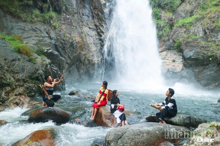 Danh thắng thác Tà Gụ ở xã Khánh Sơn.