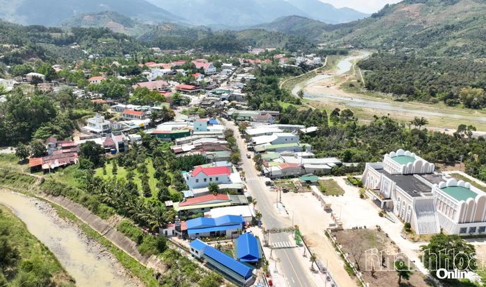 Một góc trung tâm xã Khánh Sơn.