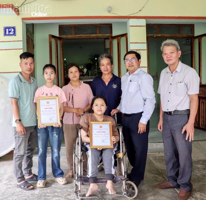 Ban Khuyến học dòng họ Trần khu vực Diên Khánh tuyên dương học sinh nghèo hiếu học của dòng họ.