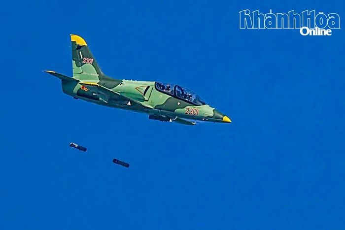 Phi công điều khiển máy bay L-39NG tham gia diễn tập.