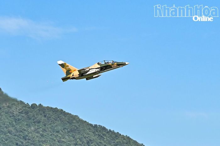 Phi công điều khiển máy bay YAK-130 tham gia diễn tập.