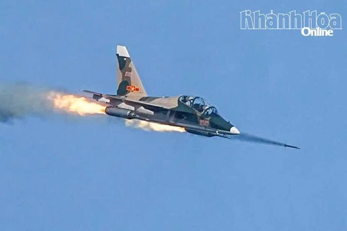 Phi công điều khiển máy bay YAK-130 phóng rốc két công kích mục tiêu.