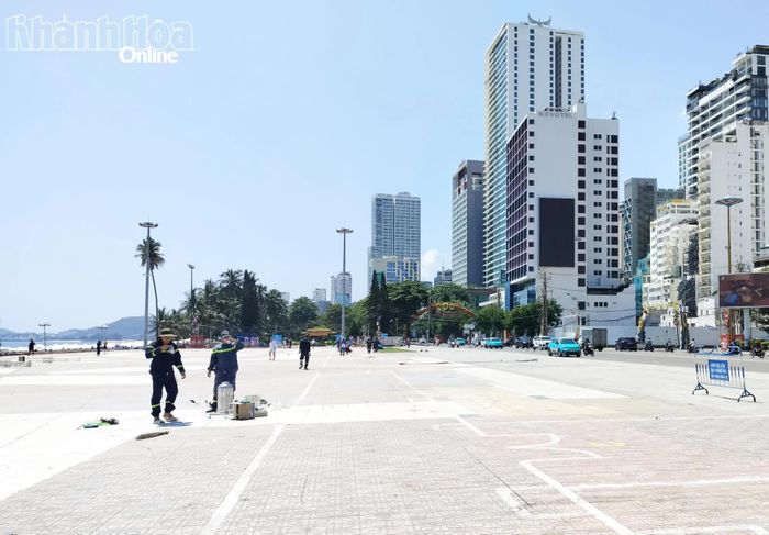 Cán bộ, chiến sĩ Phòng Cảnh sát phòng cháy, chữa cháy và cứu nạn, cứu hộ chuẩn bị sân bãi phục vụ nội dung thi thực hành tại Quảng trường 2 tháng 4.