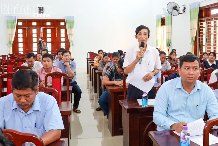Cử tri nêu kiến nghị.