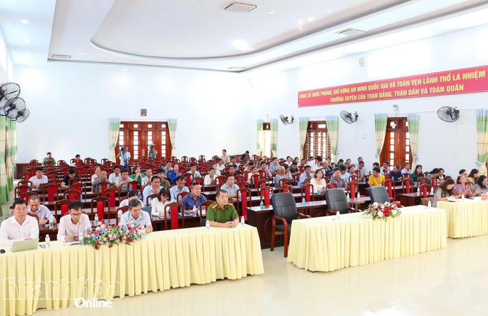 Quang cảnh tại buổi tiếp xúc cử tri.