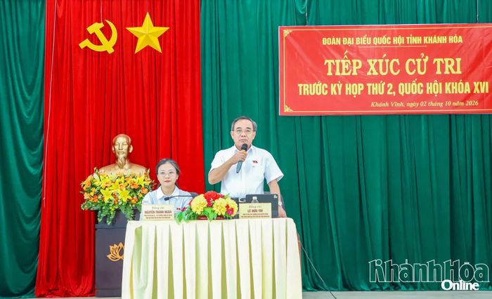 Đồng chí Lê Hữu Trí phát biểu tại buổi tiếp xúc cử tri.