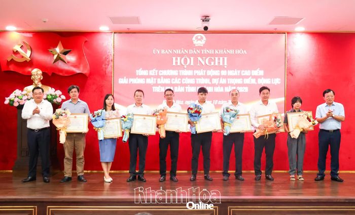 Các đồng chí: Trịnh Minh Hoàng, Lê Huyền trao bằng khen cho các cá nhân xuất sắc.