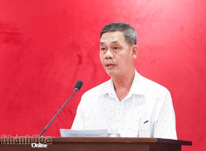 Lãnh đạo UBND xã Vạn Hưng báo cáo tham luận tại hội nghị.