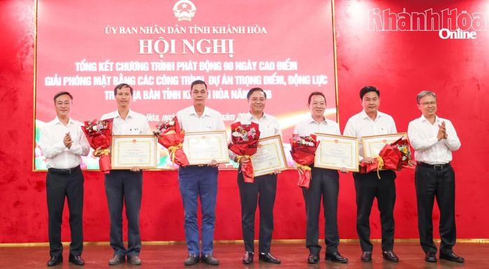 Đồng chí Nguyễn Việt Hùng và đồng chí Trần Hòa Nam trao bằng khen cho các tập thể xuất sắc.