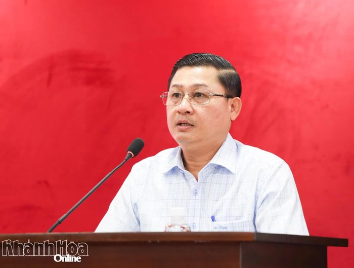 Lãnh đạo UBND xã Phước Dinh báo cáo tham luận tại hội nghị.