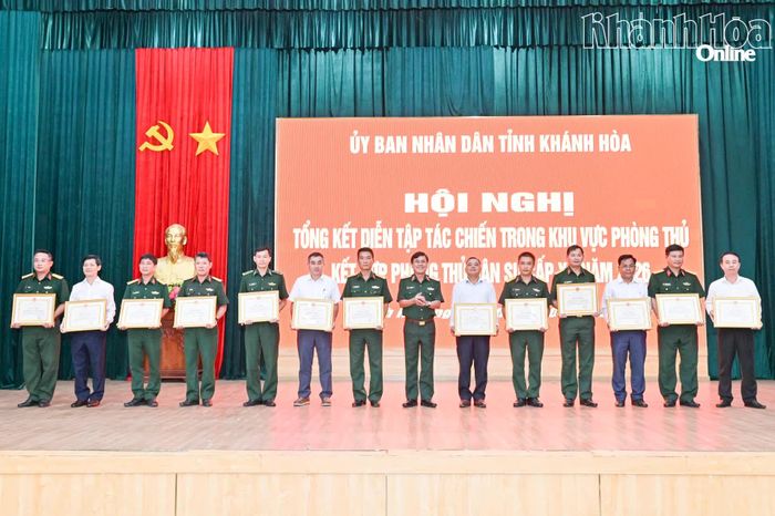 Thiếu tướng Nguyễn Túy trao bằng khen của UBND tỉnh cho các tập thể.