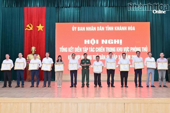 Đại tá Trương Thành Việt trao bằng khen của UBND tỉnh cho các cá nhân.