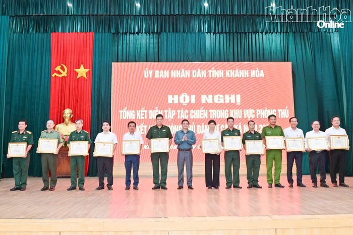Đồng chí Lữ Thanh Hải trao bằng khen của UBND tỉnh cho các tập thể.
