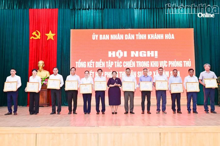Đồng chí Chamaléa Thị Thủy trao bằng khen của UBND tỉnh cho các cá nhân.
