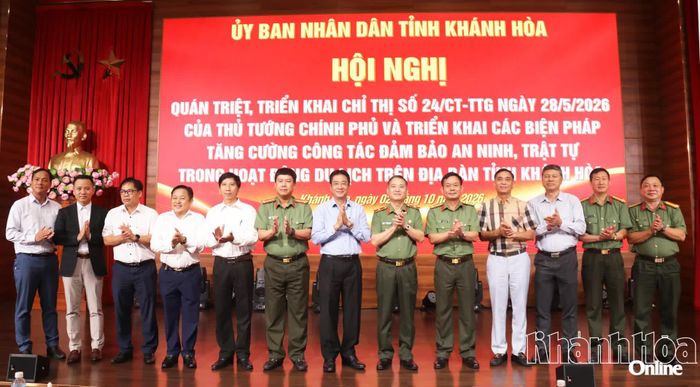 Đồng chí Nguyễn Long Biên cùng các đại biểu chụp ảnh lưu niệm.