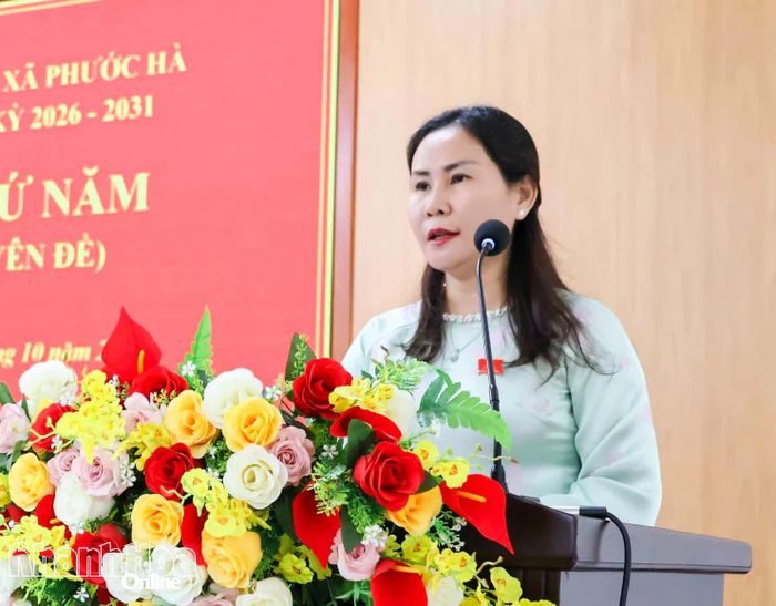 Bà Trần Đỗ Oanh - Bí thư Đảng ủy, Chủ tịch HĐND xã Phước Hà phát biểu bế mạc kỳ họp.