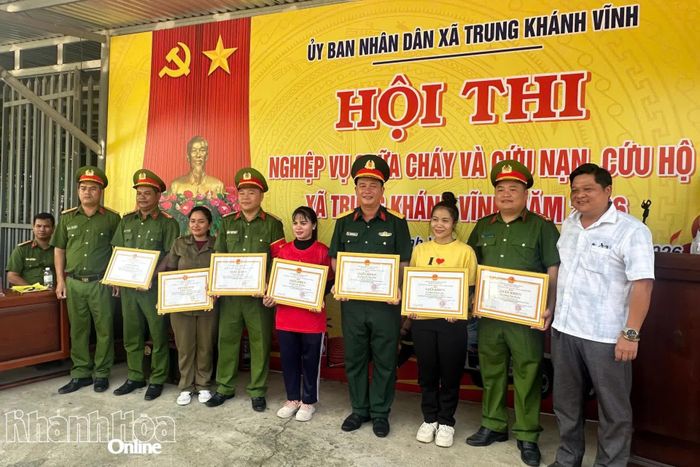 Lãnh đạo UBND xã tặng giấy khen cho các cá nhân có thành tích xuất sắc trong công tác phòng cháy, chữa cháy và cứu nạn, cứu hộ năm 2026.