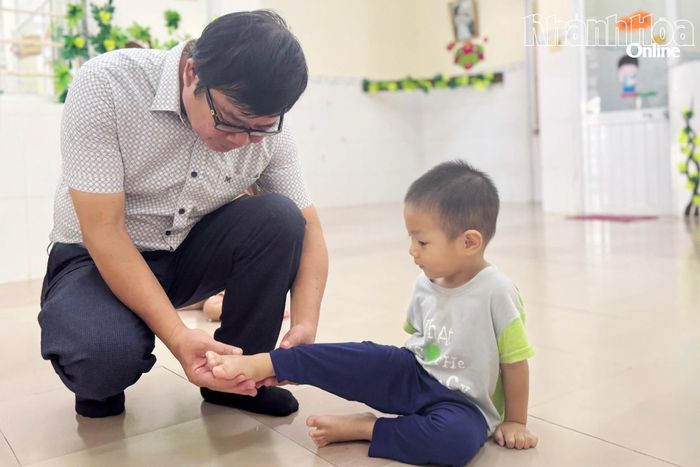Các thành viên của Đoàn giám sát đang kiểm tra bệnh tay chân miệng cho học sinh Trường Mầm non phường Bắc Nha Trang (trụ sở chính).