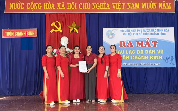 Lãnh đạo Hội Liên hiệp Phụ nữ xã Bắc Ninh Hòa trao quyết định thành lập cho câu lạc bộ.