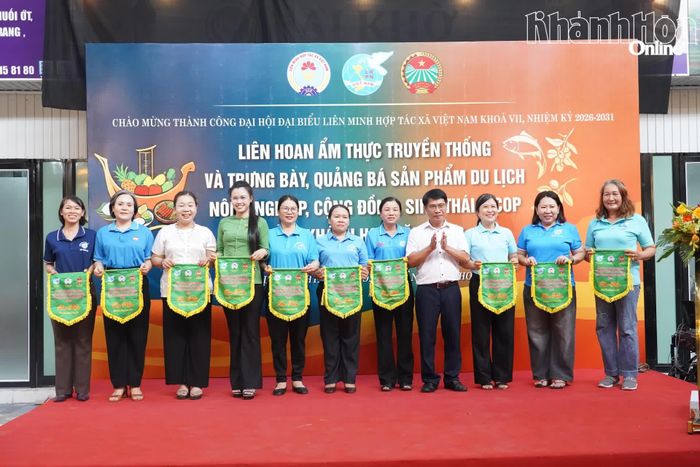 Ban tổ chức trao cờ lưu niệm cho các đơn vị tham gia liên hoan.