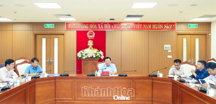 Đồng chí Lê Huyền chủ trì cuộc họp.