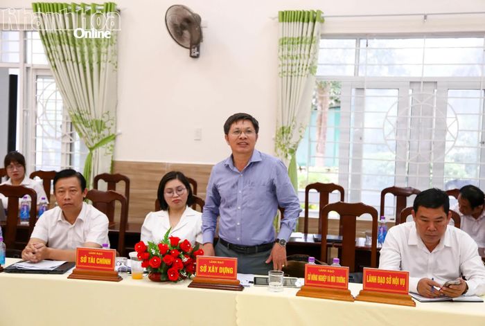 Lãnh đạo Sở Xây dựng phát biểu tại buổi làm việc. 