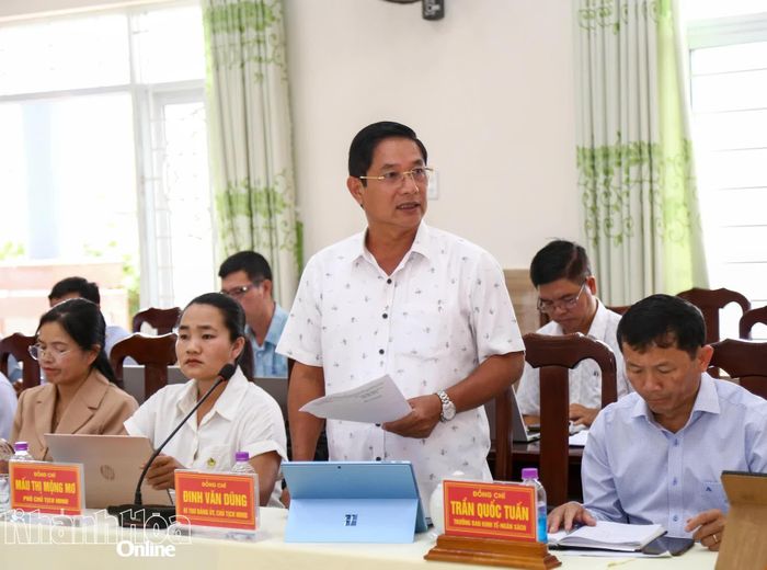 Lãnh đạo xã Đông Khánh Sơn phát biểu tại buổi làm việc.