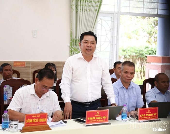 Lãnh đạo xã Tây Khánh Sơn phát biểu tại buổi làm việc.