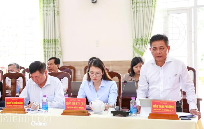 Lãnh đạo xã Khánh Sơn phát biểu tại buổi làm việc.