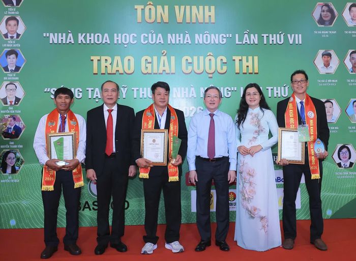 Đồng chí Lương Quốc Đoàn và lãnh đạo Hội Nông dân tỉnh chụp hình lưu niệm với các cá nhân được vinh danh của Khánh Hòa. 