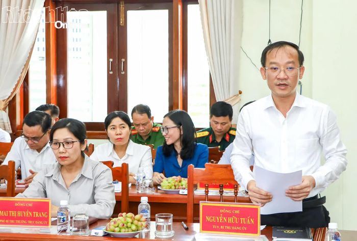Lãnh đạo xã Ninh Phước báo cáo các nội dung tại buổi làm việc.