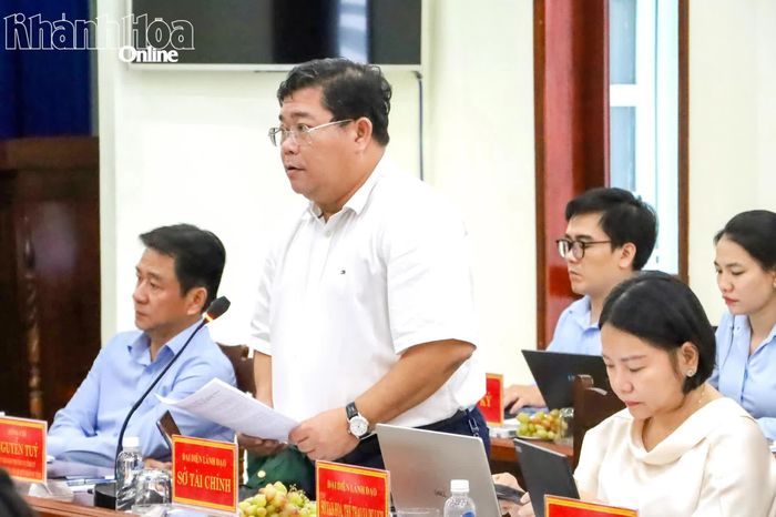 Lãnh đạo Sở Tài chính giải đáp, trao đổi một số nội dung tại buổi làm việc.