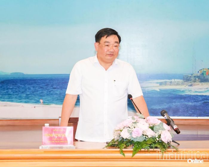 Phó Chủ tịch UBND tỉnh Trịnh Minh Hoàng phát biểu tại buổi làm việc với các doanh nghiệp tại Khu công nghiệp Suối Dầu.
