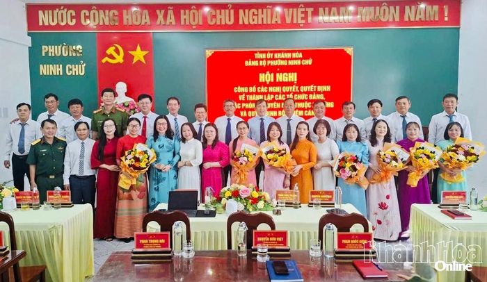 Thường trực Đảng ủy phường Ninh Chử và các đại biểu tặng hoa chúc mừng các chi bộ và cá nhân được bổ nhiệm.