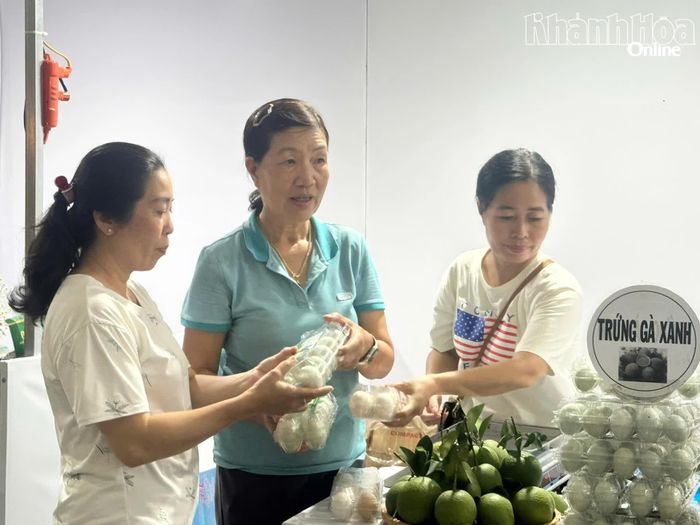 Khách hàng tham quan, mua sắm các sản phẩm tại phiên chợ.