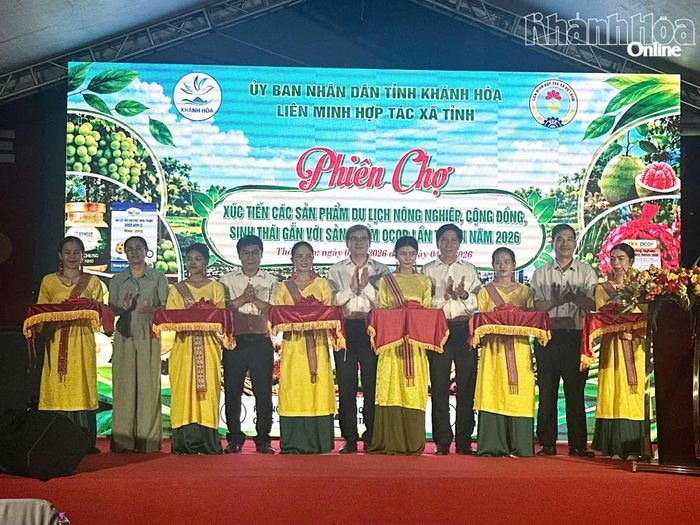 Các đại biểu cắt băng khai mạc phiên chợ.