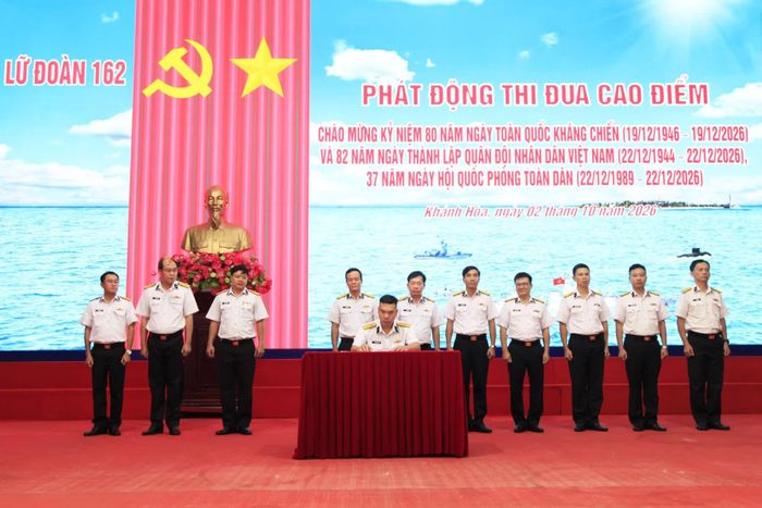Các cơ quan, đơn vị ký kết giao ước thi đua.