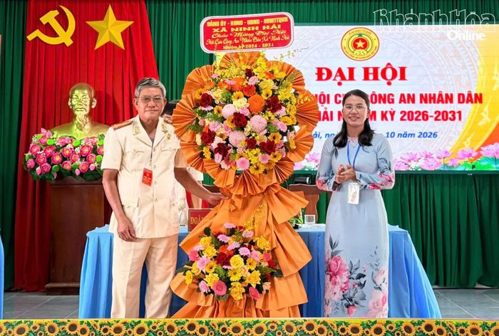 Lãnh đạo xã Ninh Hải tặng hoa chúc mừng đại hội.